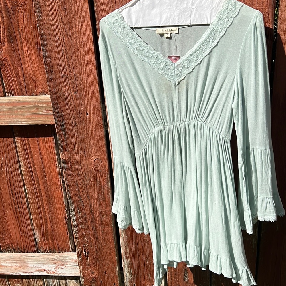 New with tag ILLA ILLA v-neck flare sleeve blouse size S. Retail price $50